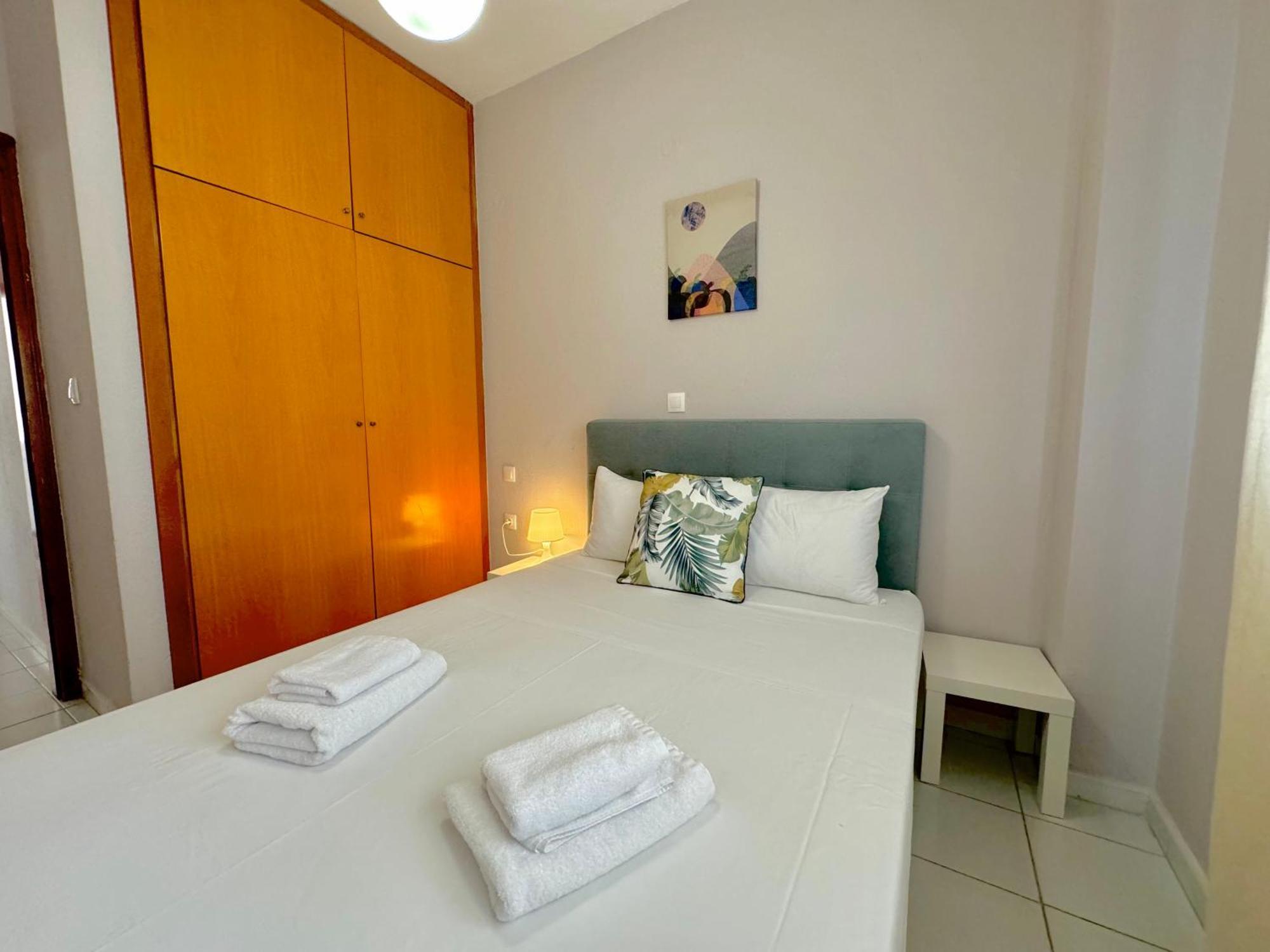 4 In Apartment *