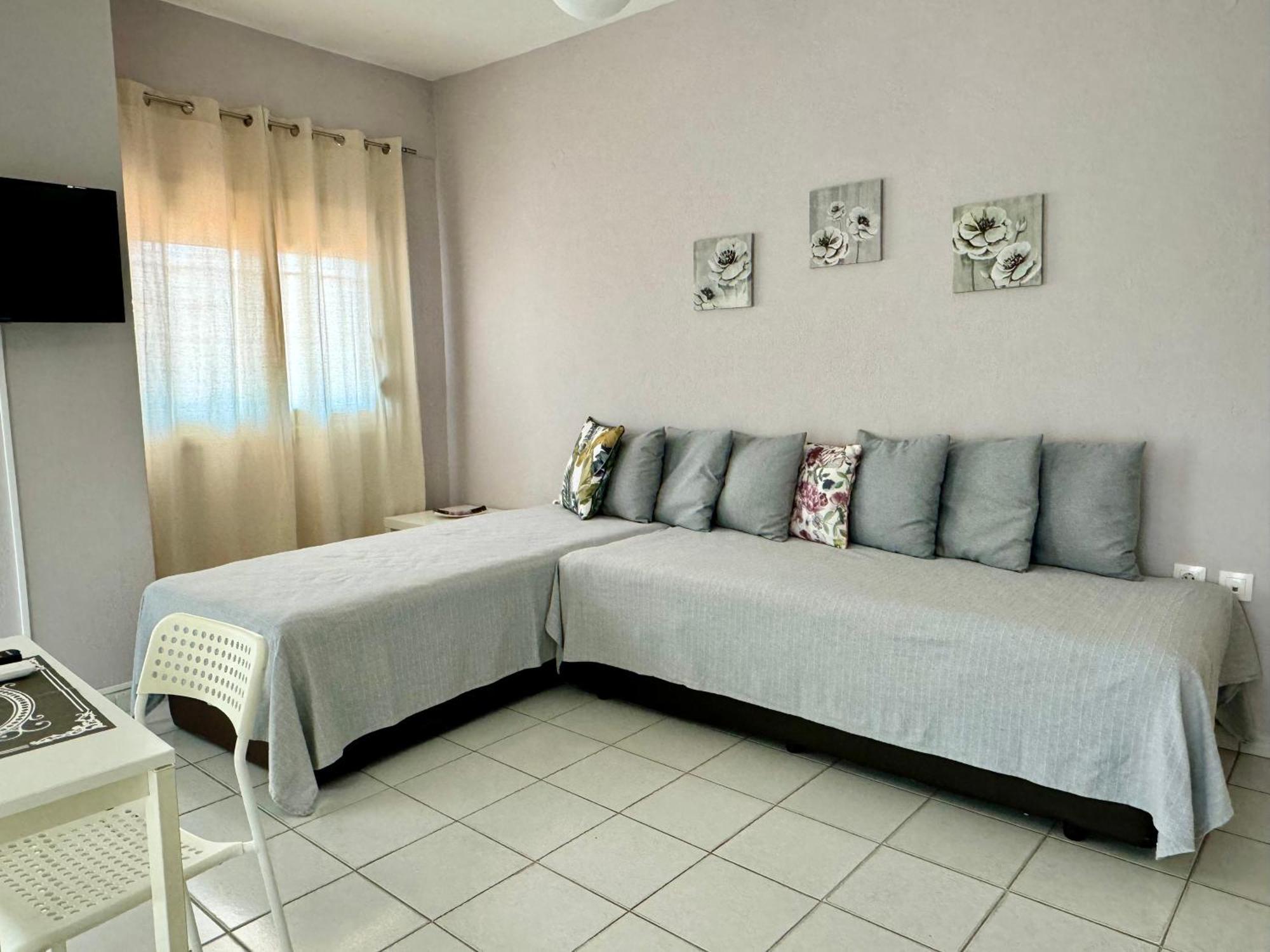 4 In Apartment *